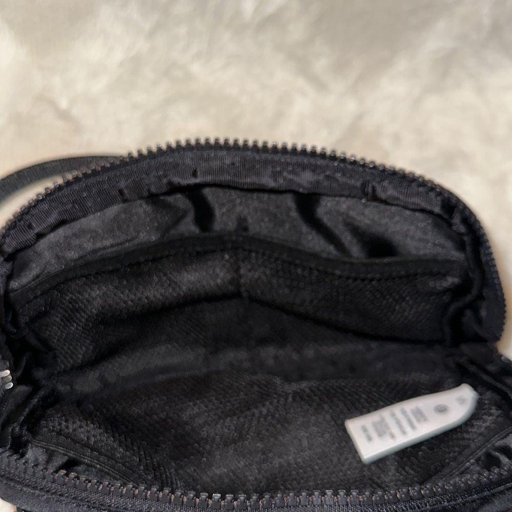 lululemon 1L NWT Black Everywhere Belt Bag Fanny Pack Water Repellent - Picture 15 of 15